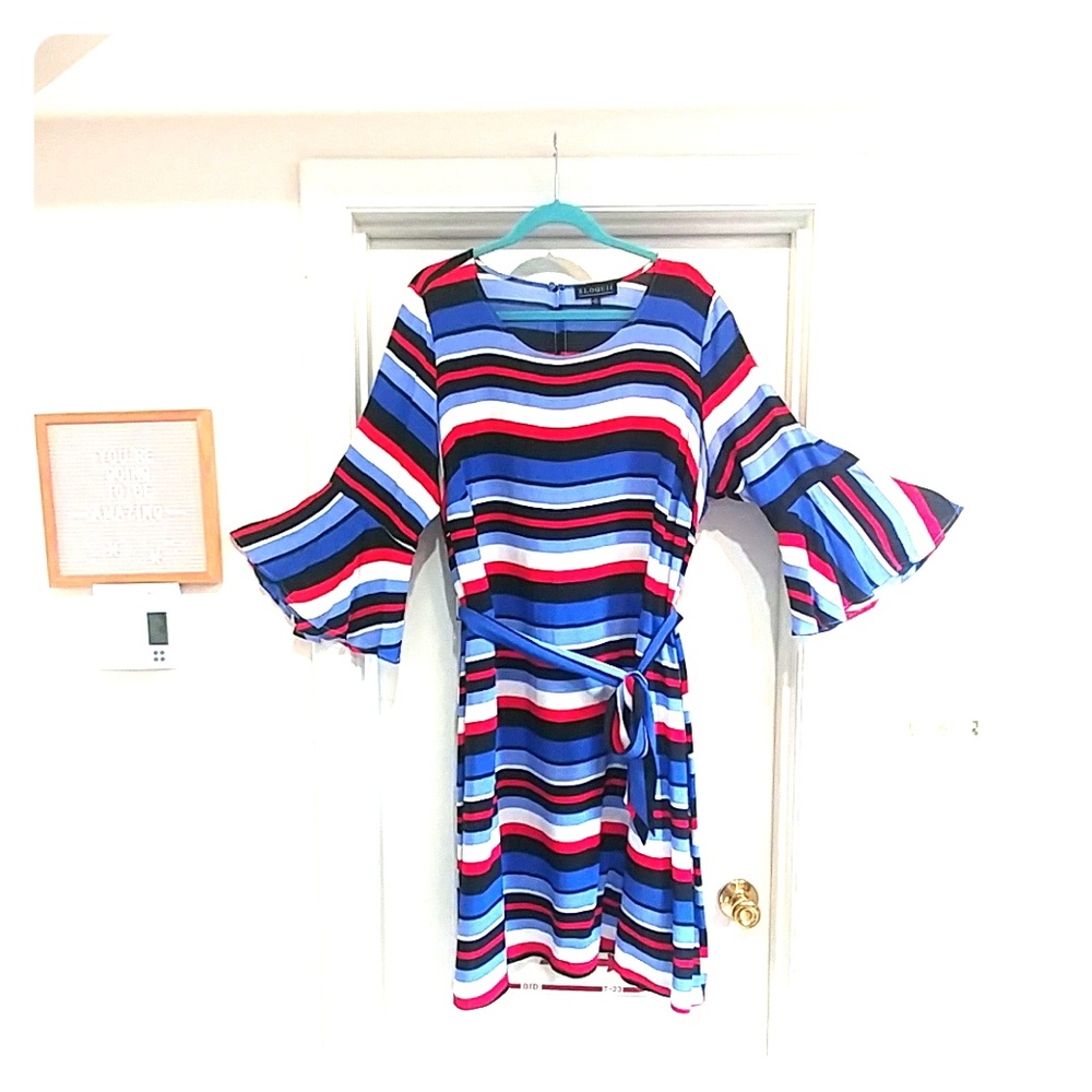 Eloquii bell sleeved sheath dress 💙❤👗